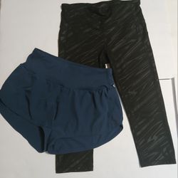 Gap Fit gFast Capri Length Black On Black Print Size Medium And Shorts Medium