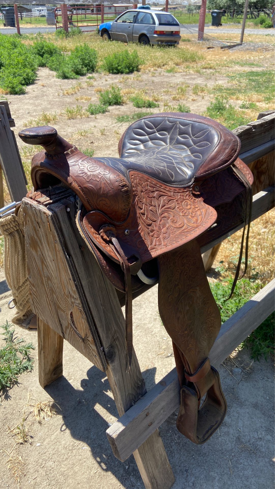 Two tone brown saddle with tooling and smart cinch