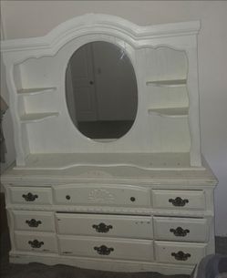 Vinntage Herloom  Antique dresser with vanity mirrior (measurements 63x72)