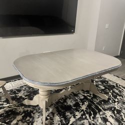 Six piece dining room/kitchen table set