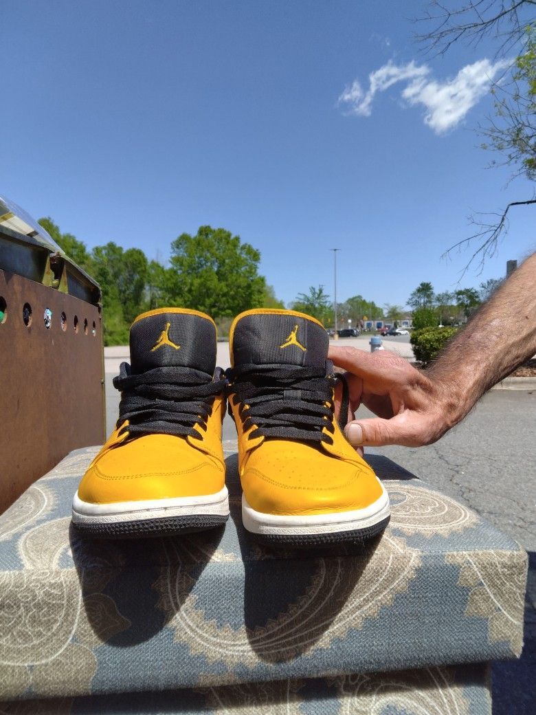 Jordan Men's Size 10 Black And Yellow