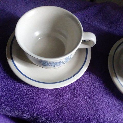 Pfaltzgraff Yorktowne 4 Piece Tea Cups & Saucers
