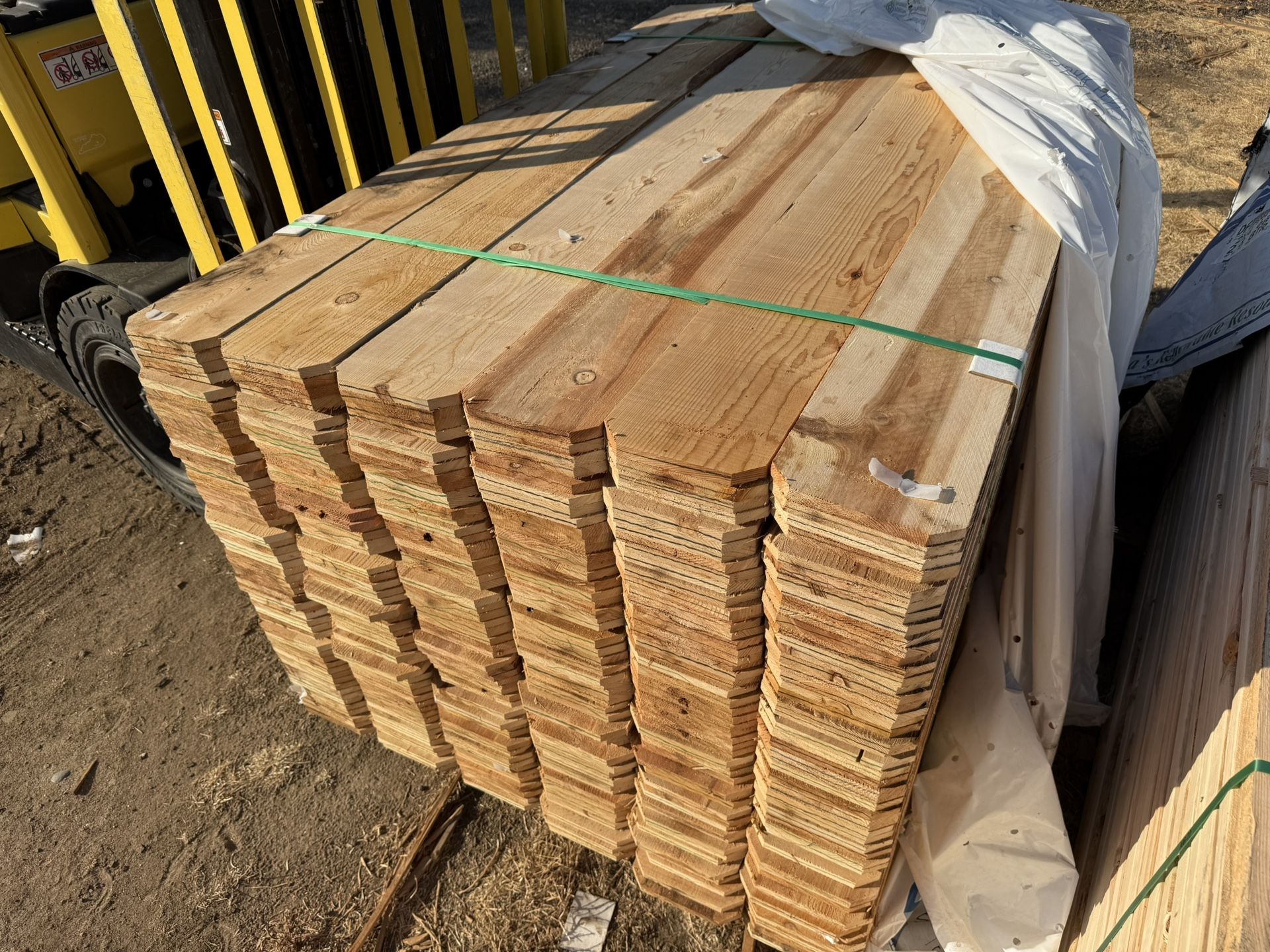 CEDAR DOG EARED FENCE PICKETS / MADERA NUEVA PARA CERCOS