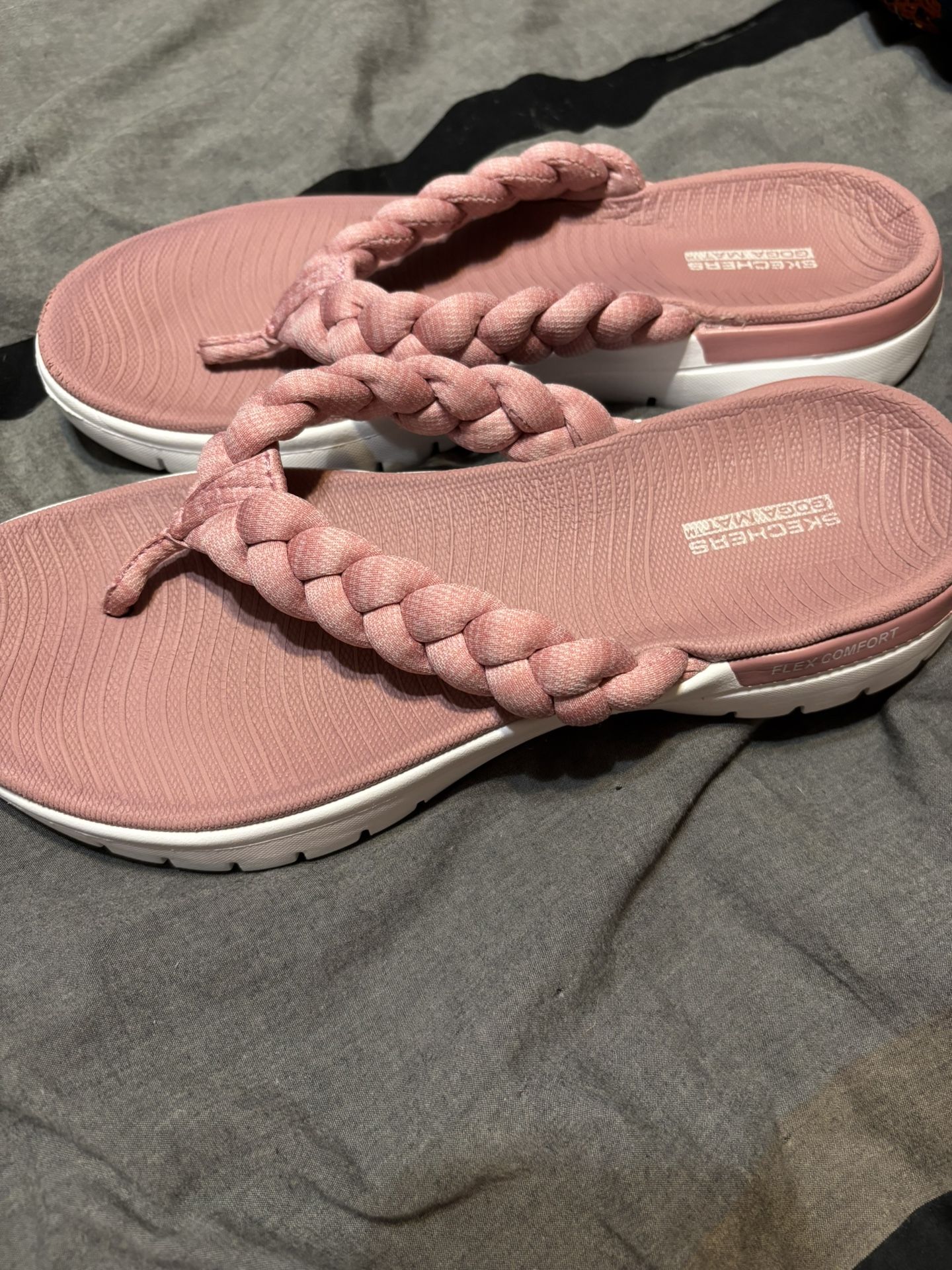Like New Womens Size 9 GOGA MAT Sketchers