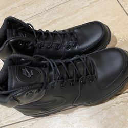 NIKE MANOA LEATHER BOOTS (SIZE 10.5)