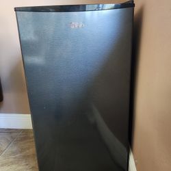 Midea 3.3-cu ft Mini Fridge (Black) ENERGY