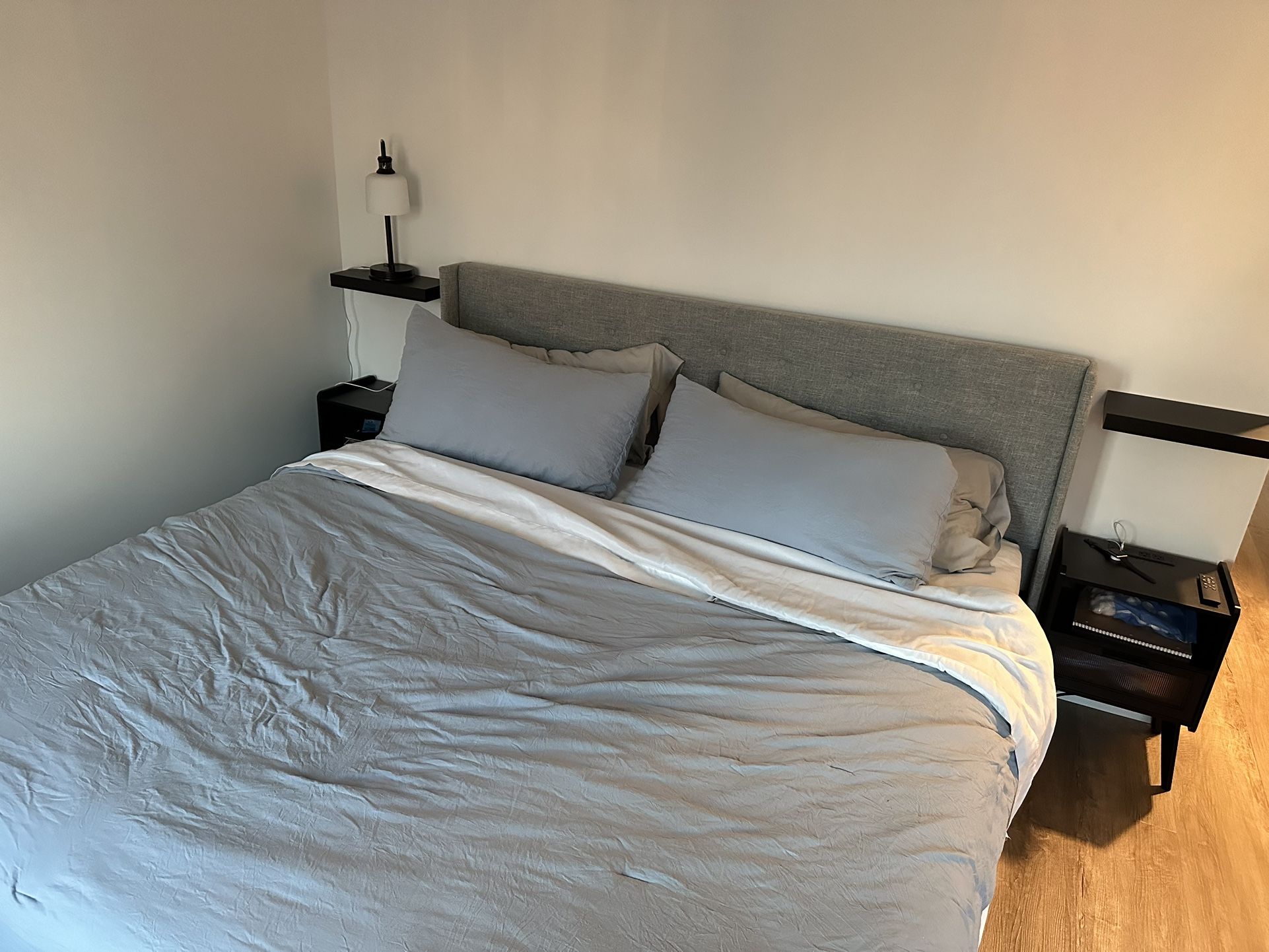 For sale: Bedroom furniture set in excellent condition! 🛏️✨