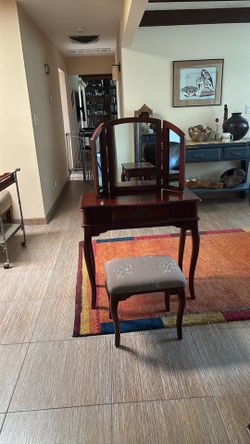 Queen Anne style vanity and stool