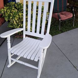 WHITE WOODEN ROCKING CHAIR IN GOOD CONDITION 