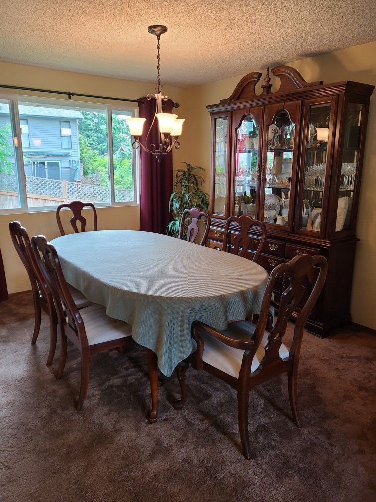 Dining Room Table, Chairs & Hutch