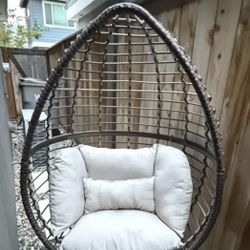 Chairs And Small Table 