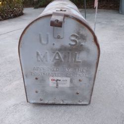 Vintage Mailbox 📫