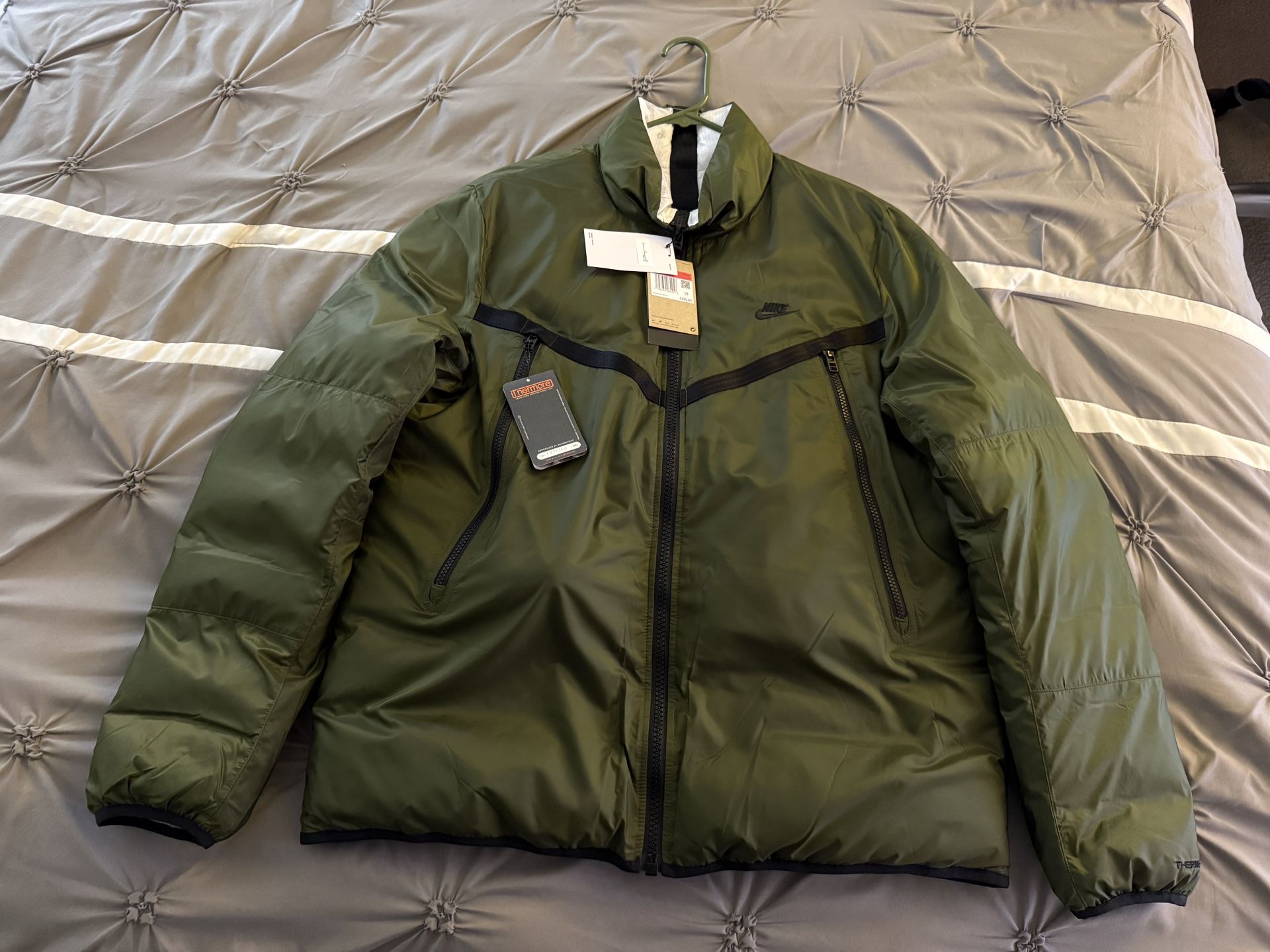 Nike Sportswear Men's Therma-FIT Repel Reversible Jacket (Rough Green)DD6974-326