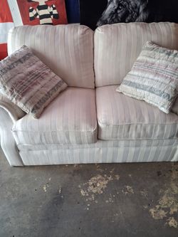 Nice Looking Couch Great shape ready to ride