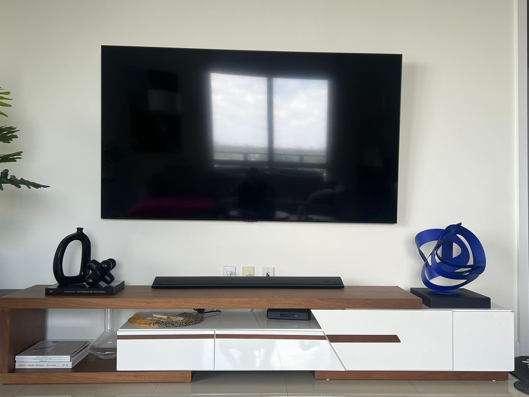 TV STAND - WOOD - EXPANDABLE