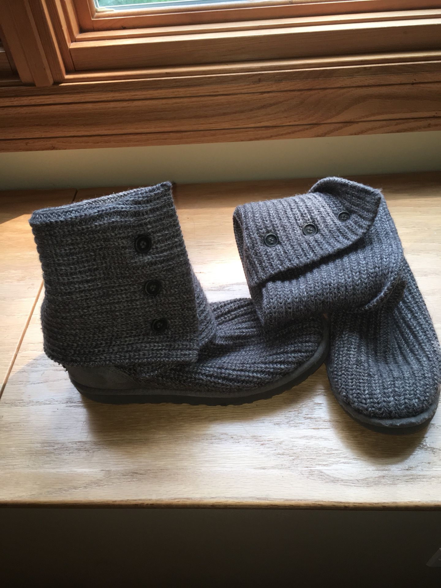 **Grey UGGS -Size 8- great condition!