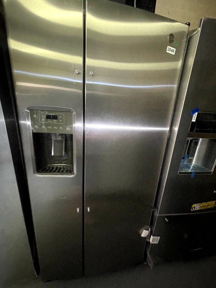 GE 33” SIDE BY SIDE REFRIGERATOR STAINLESS STEEL $700