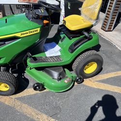 John Deere S140 Lawn Tractor