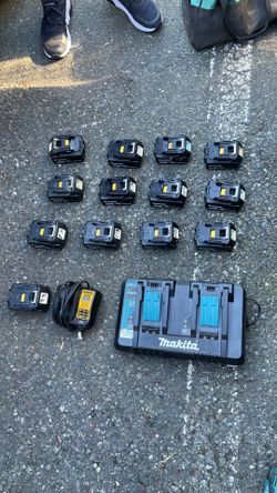 13 baterías makita y de 5.0 y cargador de dos baterías y un cargador dewalt