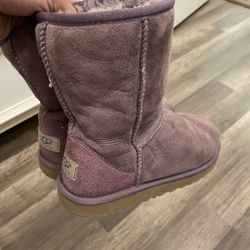 UGGS size 4 