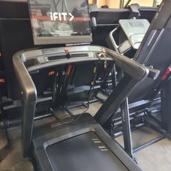 2025 Nordictrack Commercial 2450 treadmill - 12% incline - 24" ifit tablet -14MPH max speed-  1500$ 