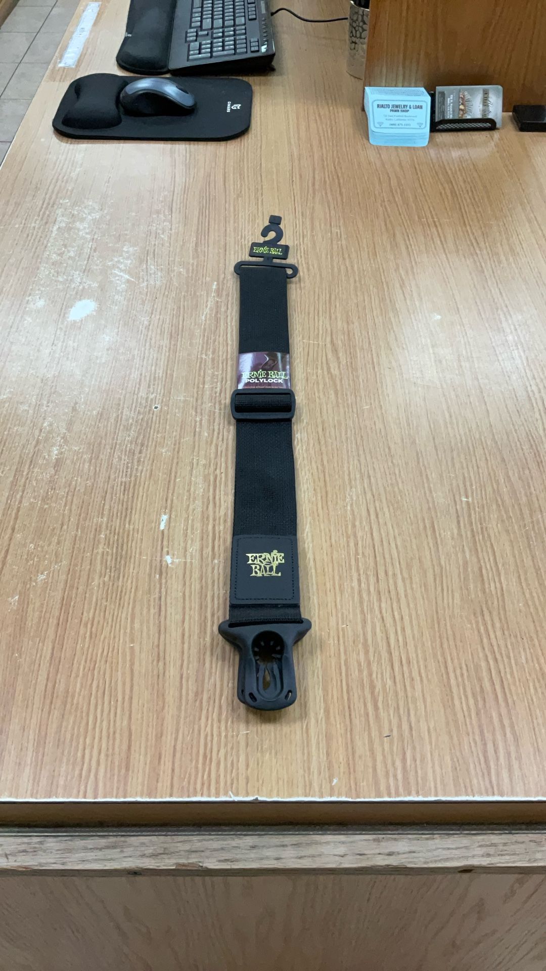 ERNIE BALL POLYLOCK LOCKING STRAP FOR ELECTRIC GUITAR AND BASS.