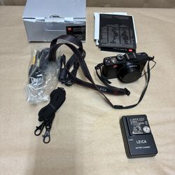 LEICA D-LUX 5 DIGITAL CAMERA MINT IN BOX, PAPERS, BATTERY AND CHARGER