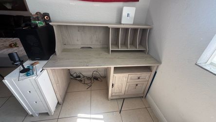Farmhouse Computer Desk with Hutch