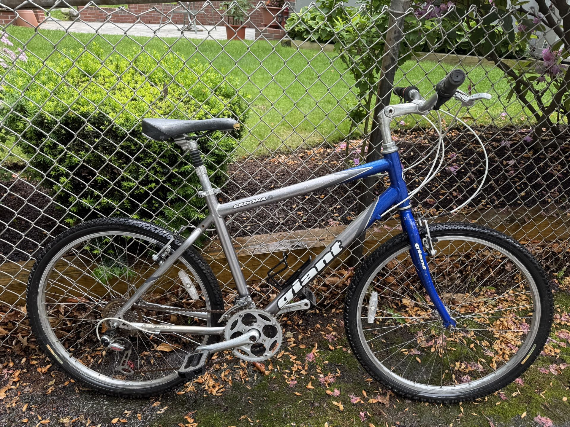 Giant With Sedona Frame Unisex Bike And Shimano 7 Speed Wheels