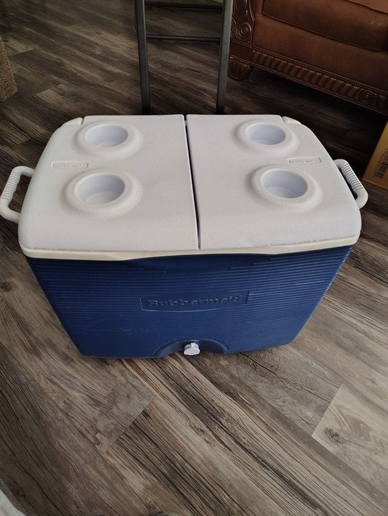 Rubbermaid 45 Quart Wheeled Cooler 
