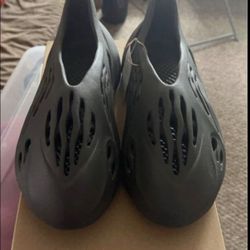 Used Foam runners Size 11