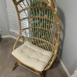 Rattan Cacoon Chair With Pad 