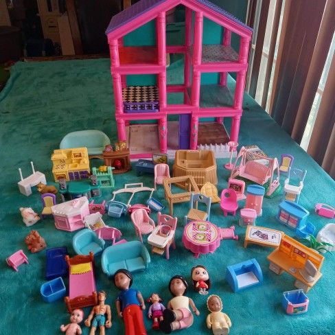 toys for kids /toddlers 3 different bundles bundle of sand toys $15 bundle of dolls all sizes $30 obo doll house /container full of furniture dolls 