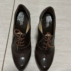 Women's Brown size is 7.5  (Michael Khors)