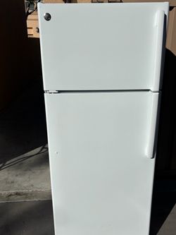 GE White Top-Freezer Refrigerator $220 Free delivery