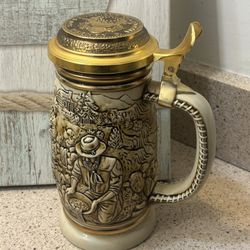 Vintage 1987 Ltd Edition Avon “The Gold Rush Stein” Numbered 233284  The Vintage 1987 Ltd Edition Avon “The Gold Rush Stein” is a round beer mug made 