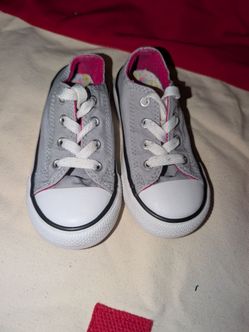 Girls sz 8 converse