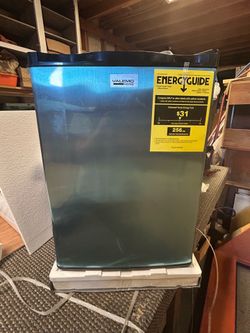 Compact upright freezer