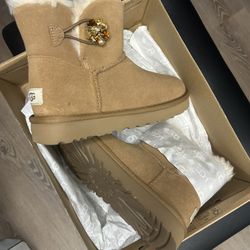 UGG Women Mini Bailey Button GEM size 6