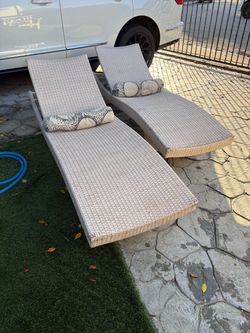 Outdoor patio lounge chairs