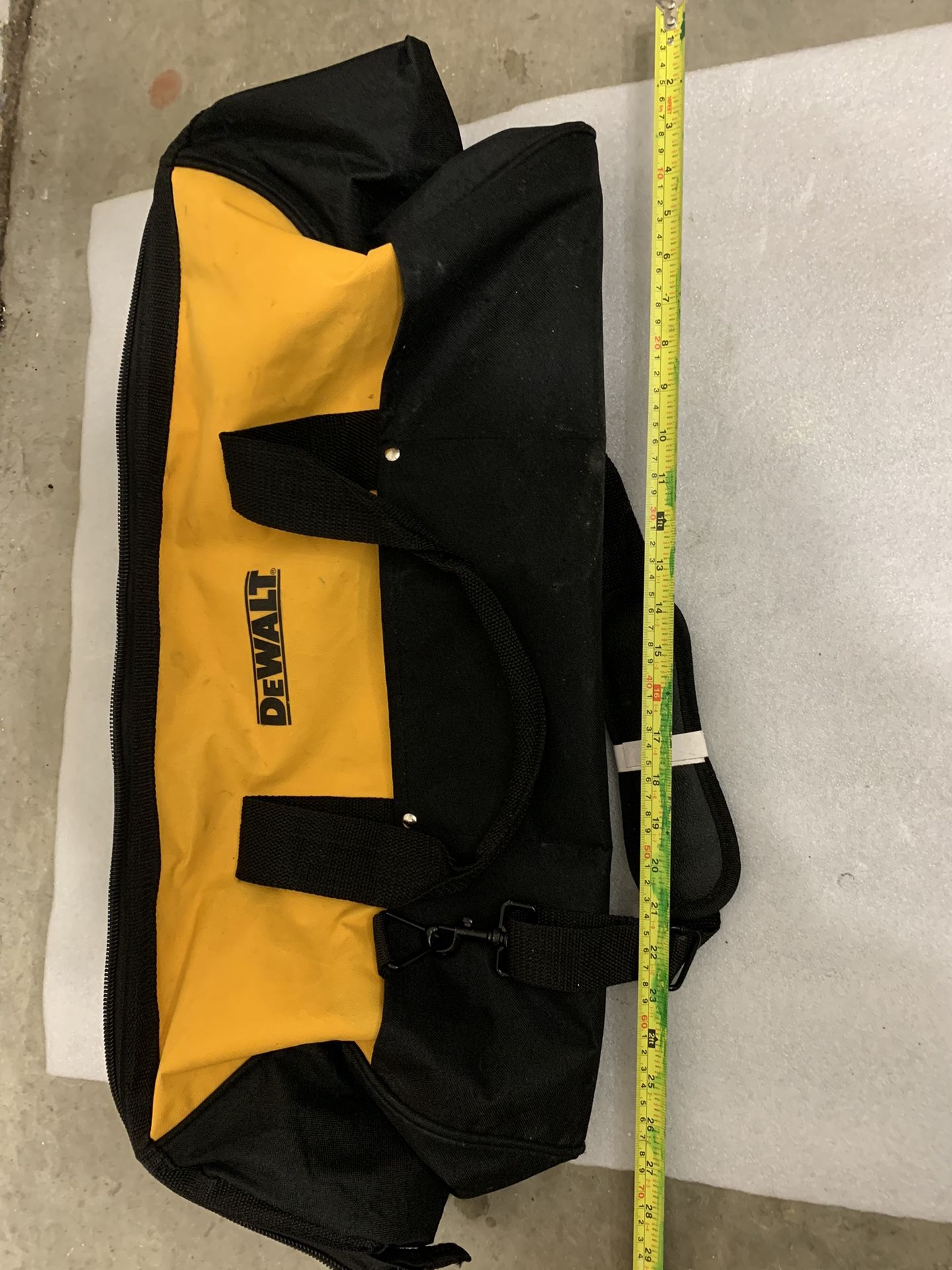 DEWALT TOOL BAG 24x13x12 Heavy-Duty It like brand new This super bag and heavy duty for professional