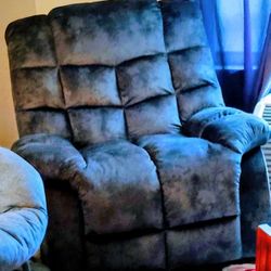 Recliner New,Used 1 https://offerup.com/redirect/?o=V2Vlay5Nb3ZpbmcuZ3JlZW4=