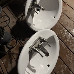 2 sinks w faucet