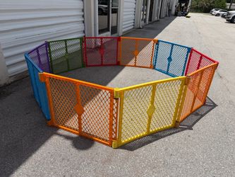 Northstates Superyard Folding 10 Panel Plastic Indoor Pet Baby Gate Enclosure Pen! Excellent condition! 34x27in each panel