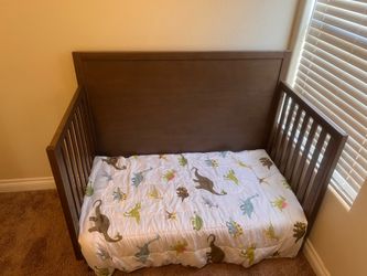 Toddler bed/ crib w mattress included