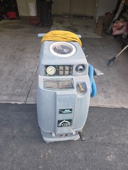 Portable carpet extractor