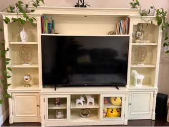 Entertainment center