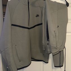 Nike tech full set (New)