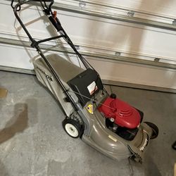 Honda Harmony Self Propelled Mower   Runs Well!  Needs Wheel 