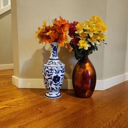 Set Of 2 Vases With Flowers